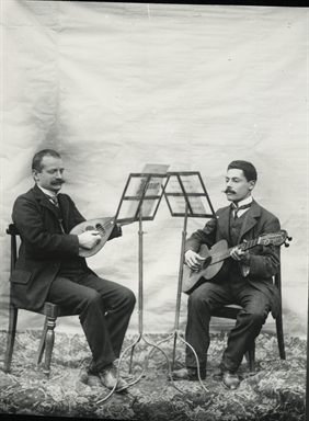 Adriano Svampa e Tullio Bernardini con strumenti musicali