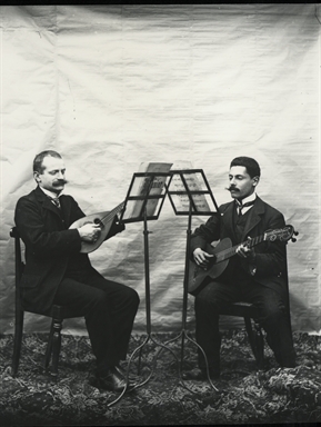 Adriano Svampa e Tullio Bernardini con strumenti musicali