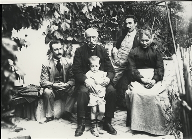 Gruppo di famiglia in giardino