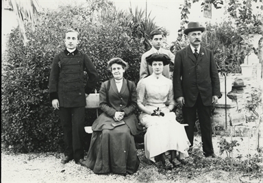 Gruppo di famiglia in giardino