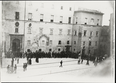 Macerata. Palazzo della Prefettura e corteo
