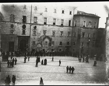 Macerata. Palazzo della Prefettura e corteo