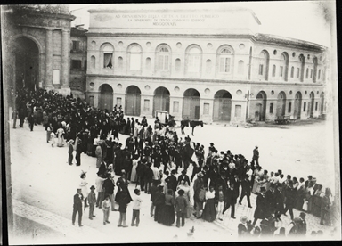 Macerata. Porta Mercato e corteo