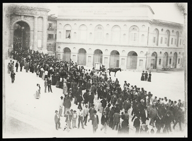 Macerata. Porta Mercato e corteo