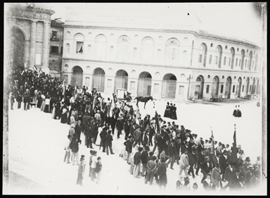Macerata. Porta Mercato e corteo