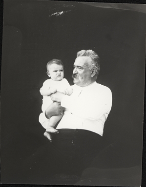 Uomo anziano con bambino in braccio