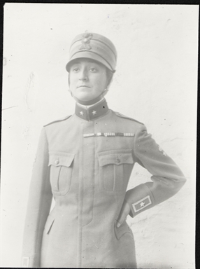 Ritratto di donna in divisa militare