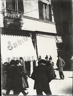 Inizio secolo XX. Signori a passeggio per il Corso Giordano Bruno