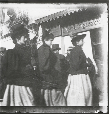 Gruppo di donne a passeggio in via Giordano Bruno (davanti al negozio di Maria Mascacchi)