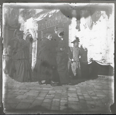 Passeggio in via Giordano Bruno (davanti alla sartoria Trillini)