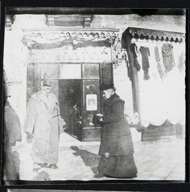 Passeggio in via Giordano Bruno (davanti alla sartoria Trillini)