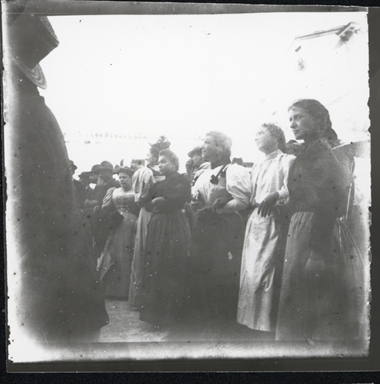 Gruppo di donne (ad una manifestazione pubblica)