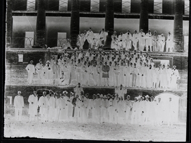 Macerata. Gruppo di maceratesi allo Sferisterio