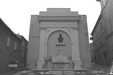 Monumento a Luigi Fontana