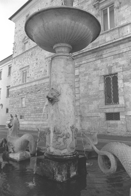 Fontana centrale di piazza Arringo