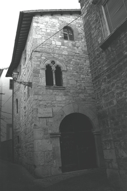 Casa con bifora