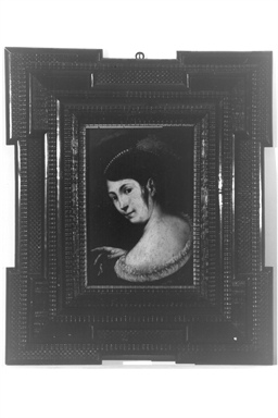 Busto di donna con cappello piumato