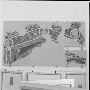 Annunciazione tra motivi decorativi fitomorfi e architetture