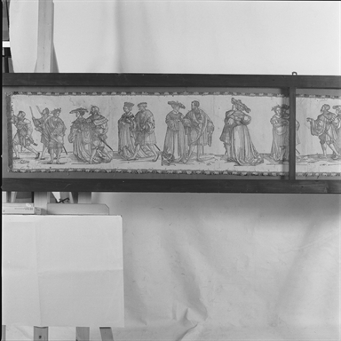 due coppie di uomini e donne che si abbracciano