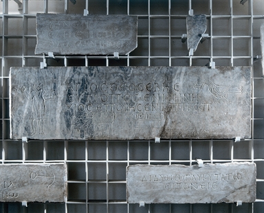 lastra con iscrizione funeraria