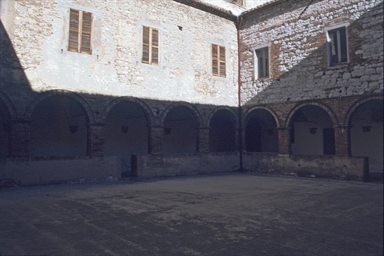 Portico interno del Chiostro di San Francesco, sede del Museo Archeologico Statale