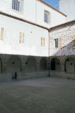 Portico interno del Chiostro di San Francesco, sede del Museo Archeologico Statale