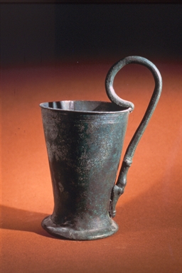 Kyathos in lamina bronzea con ansa plastica (proveniente dalla necropoli celtica di Montefortino di Arcevia)