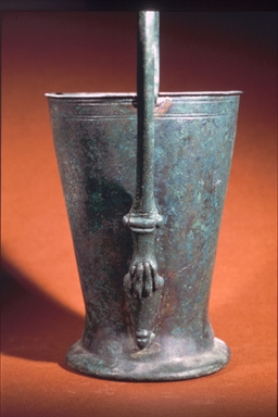 Kyathos in lamina bronzea con ansa plastica (proveniente dalla necropoli celtica di Montefortino di Arcevia)