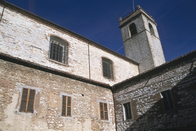 Portico interno del Chiostro di San Francesco, sede del Museo Archeologico Statale di Arcevia