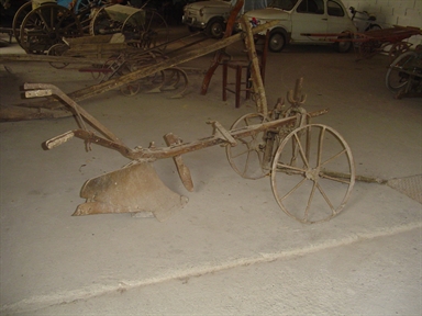 Aratro voltorecchio a trazione animale