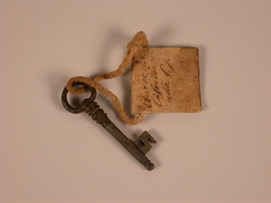chiave con spago e cartellino