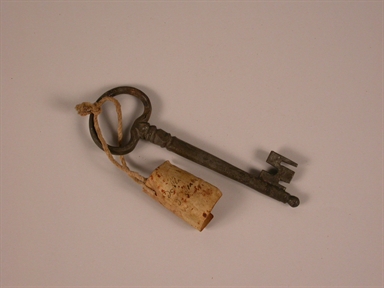 chiave con spago e cartellino