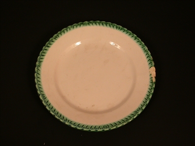 piatto in terracotta con bordo verde