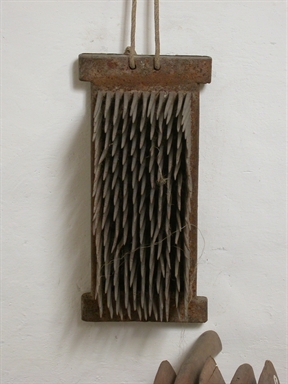 pettine con denti di ferro