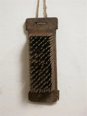 pettine con denti di ferro