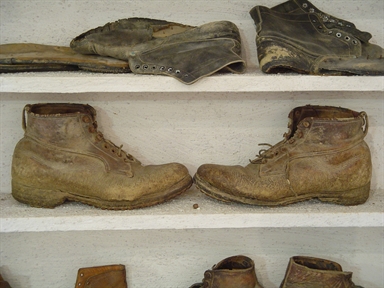 paio di scarponi con suola chiodata