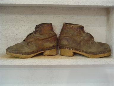 paio di scarponi con suola in legno