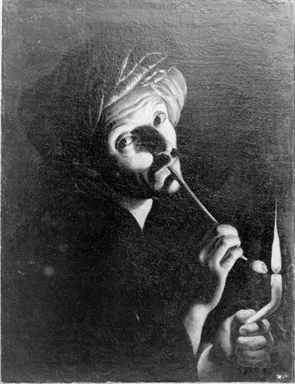 uomo con turbante che si accende la pipa