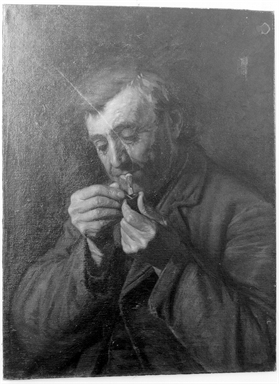 uomo che si accende la pipa