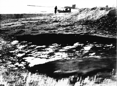 donna e pozzanghera sulla spiaggia