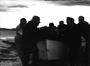 uomini tirano una barca