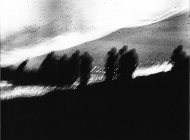 ombre di uomini tra riflessi