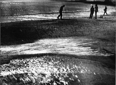 ombre di uomini sulla spiaggia