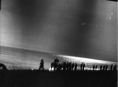 ombre di uomini sulla spiaggia