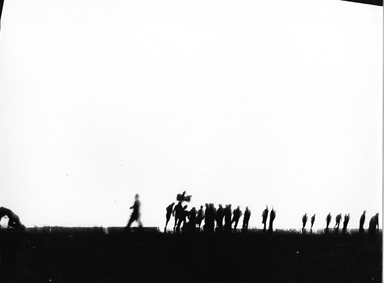 ombre di uomini sulla spiaggia