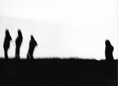 quattro ombre di uomini su sfondo bianco