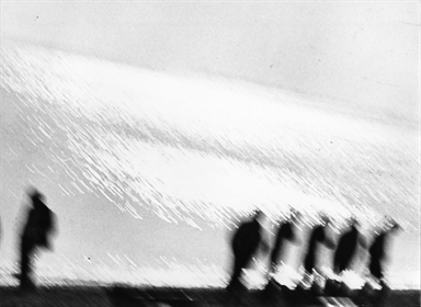 ombre di uomini tra riflessi