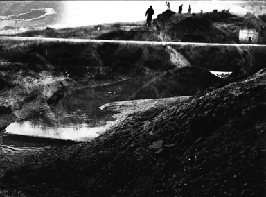 uomini oltre la strada