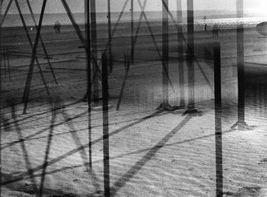 geometrie di pali sulla spiaggia