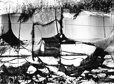 geometrie di pali e fili di ferro e teli al vento